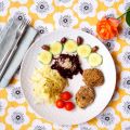 Assiette composée colorée et vegan : croquettes[...]