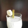 Smoothie kiwi, banane et lait de coco