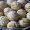 Macarons marocains aux noix de coco et semoule,[...]