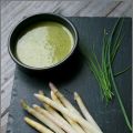 Asperges sauce vitaminée aux herbes