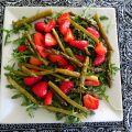 Salade tiède de roquette aux asperges et fraises