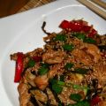 Wok de nouilles chinoises au poulet et légumes