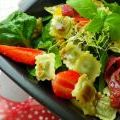 Salade printanière aux ravioles, pousses[...]