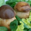 Oeufs de Pâques ou champignons sur salade de[...]
