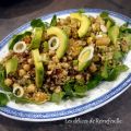 Salade de quinoa, avocat,  et noisettes