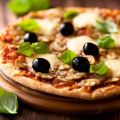 Pizza aux légumes et à la mozzarella