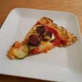 Pizza croûte de chou-fleur, courgettes et[...]