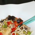 Chow mein : nouilles sautées au poulet, oignons[...]