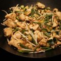 Sauté de légumes au poulet cuit en wok