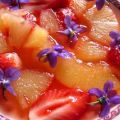 Soupe de violettes à l'ananas et aux fraises