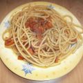 Bucatini et sauce tomates, oignons rouges,[...]
