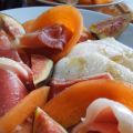 Assiette de fruits d'été et jambon sec