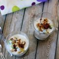Verrines yaourt, fruits et crumble de noisettes