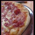 Pizza boeuf haché ou basique jambon/fromage,[...]