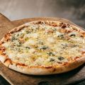 Pizza mozzarella-gorgonzola-chèvre-parmesan et[...]