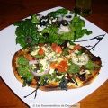 Pizza grecque avec épinards, féta et olives,[...]