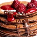 Pancakes au cacao et coulis de framboises