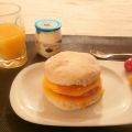 Muffin oeuf, bacon, cheddar (Egg muffin with[...]