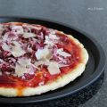 Pizza avec bresaola, chicorée et parmesan