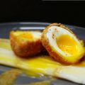 Oeuf mollet frit et poireaux vinaigrette