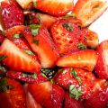 Petite salade de fraises, basilic et balsamique