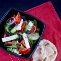 Salade grecque et ses petits pains à la féta