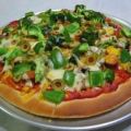 Pizza maison aux saucisses végétariennes,[...]
