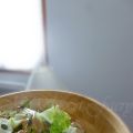 Salade de chou chinois, sauce sésame et dattes