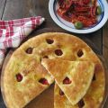 Focaccia aux tomates confites et au romarin