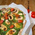Pizza fine au chou kale, champignons et tomates[...]