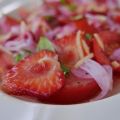 Salade jolie aux tomates, fraises et pickles[...]