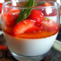 Panna cotta aux fraises, coulis mangue-abricot