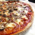 Pizza forestière, champignons et mozzarella