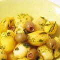 Salade de pommes de terre aux olives et[...]