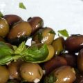 Olives au pistou et olives à l'oignon et aux[...]