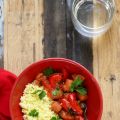 Couscous avec sauce tomate, poivrons et merguez