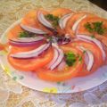 Salade de tomates à l'oignon rouge