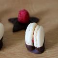 Macarons crème de framboise et coque en chocolat