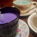 Bougies parfumées dans des tasses de thé, trois[...]