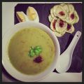 Soupe ail basilic persil et chips de courgettes