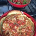 Tarte salée à la tomate et au pesto.