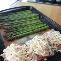Saumon aux crevettes avec asperges sur une[...]