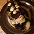 Tartine de boudin noir au fromage de chèvre