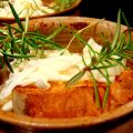 Soupe à l'oignon gratinée au miso et romarin[...]