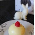 Sphère chocolat blanc, parfum de rhubarbe et[...]