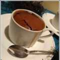 Petits gâteaux-poudings au chocolat, sauce au[...]