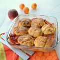 Cobbler aux fruits de saison: pêche et abricot,[...]