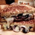 Grilled cheese aux bleuets et au brie