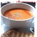 Crème de tomate maison accompagnée de sandwichs[...]