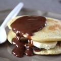 Pancakes à la banane et coulis choco caramel